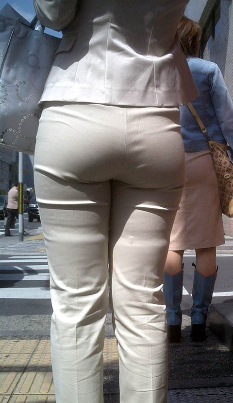 透けパンチラで街を練り歩く素人お姉さんのエロ画像 00515fe3 s