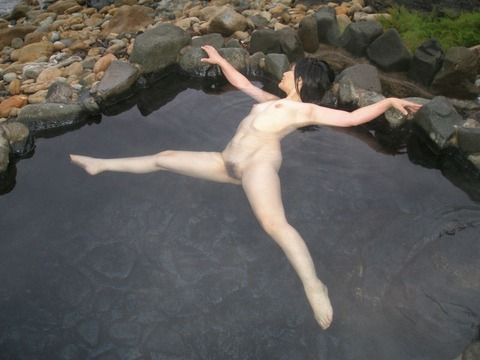 お風呂で記念撮影する素人お姉さんが妙に初々しい露出エロ画像 118e5d6e
