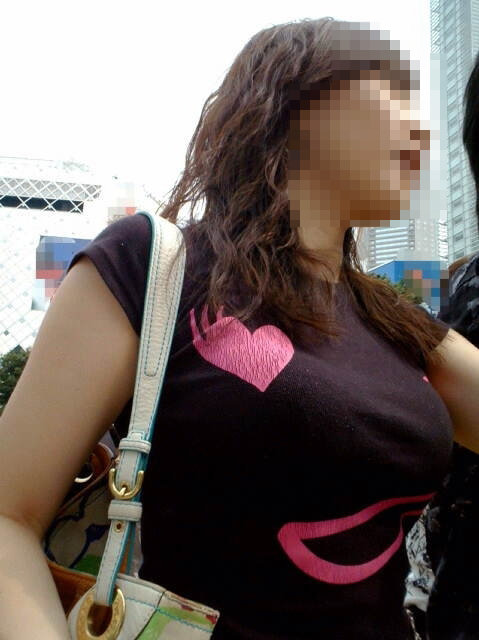 はち切れそうな着衣おっぱいしてる街角巨乳お姉さんの素人エロ画像 313dd94c