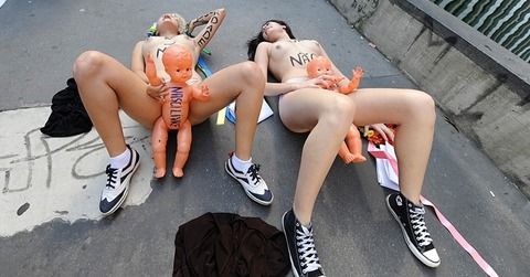 女ってやっぱ変態ｗｗ楽しそうにおバカやってる素人エロ画像 55dd236c