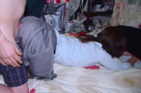 生活感出し過ぎな部屋で脱ぐ素人娘のエロ画像 88c14bae