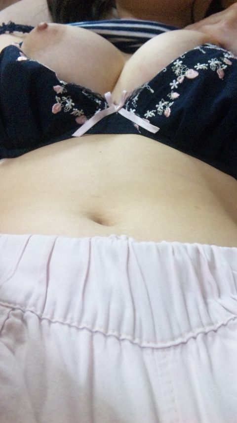 美巨乳おっぱいの素人娘の自画撮りネット投稿エロ画像 9925e9b1