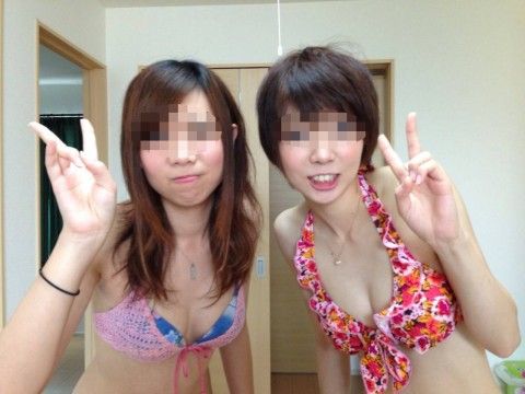 仲良しギャルが夏に水着ではしゃぐエロ画像 99663417