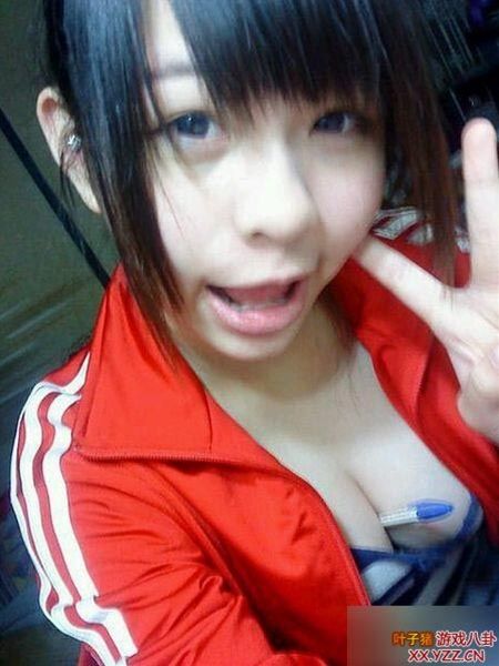 アジア人の素人娘が自画撮りで巨乳おっぱいの谷間を晒してるエロ画像 9a97ef13