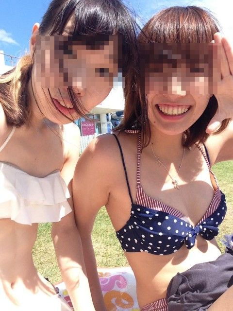 仲良しギャルが夏に水着ではしゃぐエロ画像 aa27acac