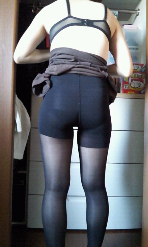 彼女の下着を脱ぐ姿が色っぽい素人エロ画像 aa68948a