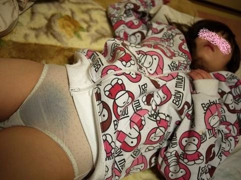 彼女が寝てる隙にそっと脱がして撮影流出させた素人エロ画像 bb33418f