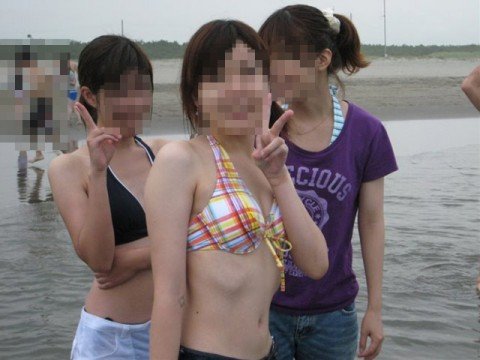 夏の陽気に開放的になった素人娘のビキニおっぱいエロ画像 c8edd547