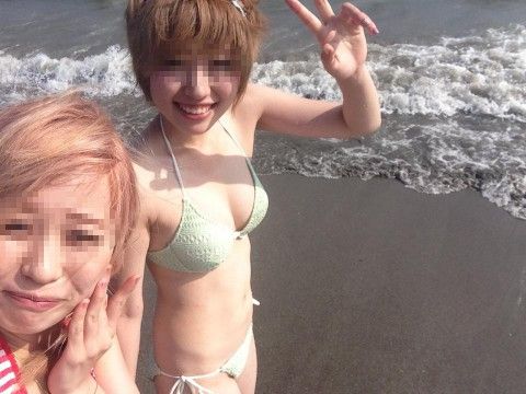 仲良しギャルが夏に水着ではしゃぐエロ画像 ccaf8814