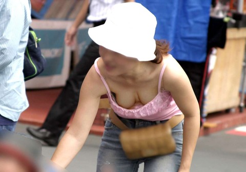 街撮り盗撮素人娘の胸チラのエロ画像 ccecaaad s