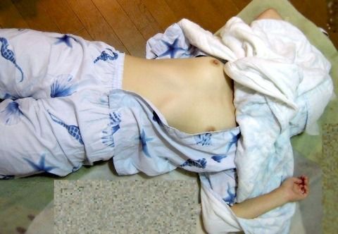 寝てるから気が付かない彼女を激写した素人エロ画像 f2a29417